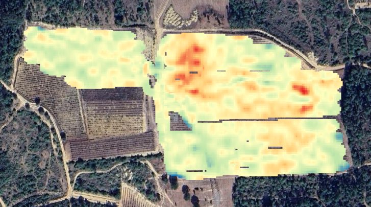 Mapa de variabilidade do solo a partir de um levantamento aéreo sobreposto a uma fotografia aérea da parcela da Prior Lucas em Souselas
